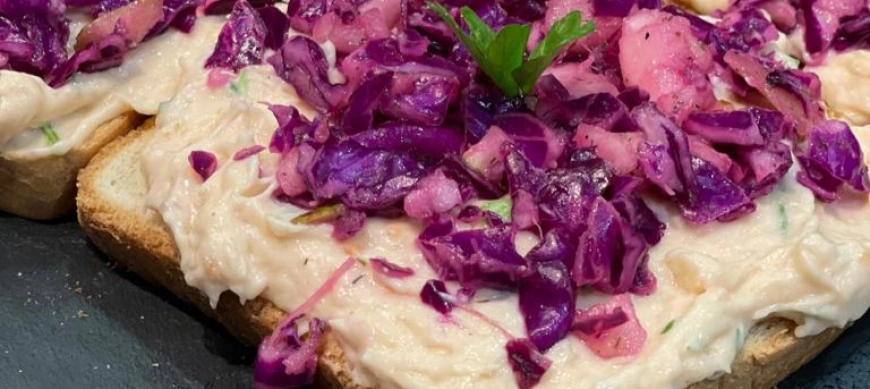 TOSTAS DE CREMA DE SALMON Y LOMBARDA