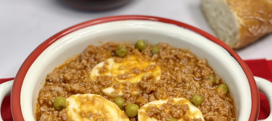 HUEVOS COCIDOS EN SALSA DE CARNE Y GUISANTES
