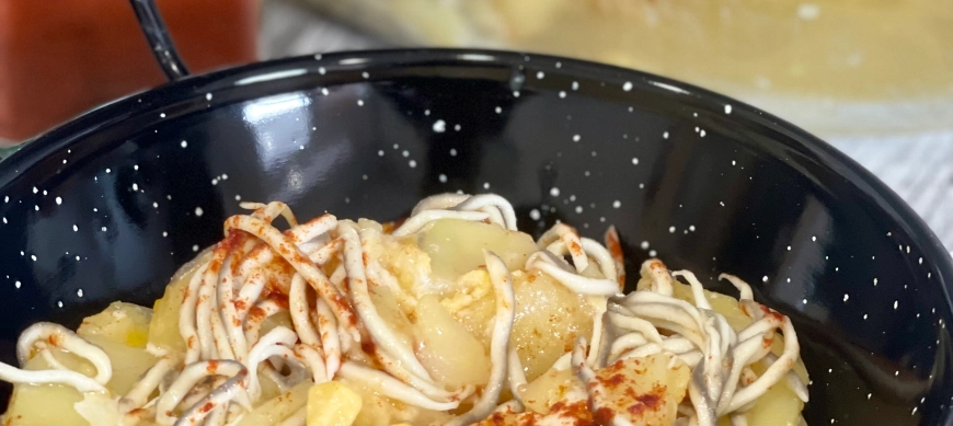 HUEVOS ROTOS CON PATATAS Y GULAS