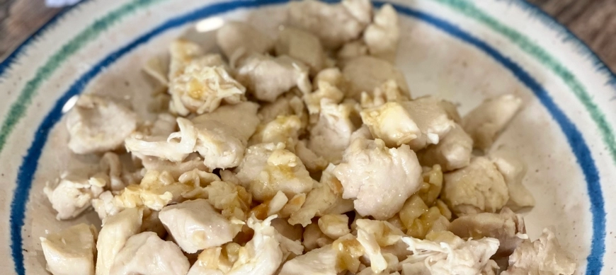 DADOS DE PECHUGA DE POLLO CON GUARNICIÓN DE CALABACÁN AL AJILLO