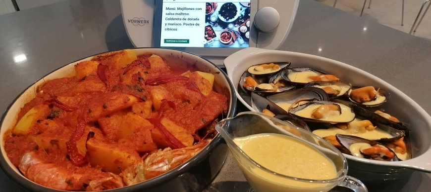 Menú: Mejillones con salsa maltesa. Caldereta de dorada y marisco.