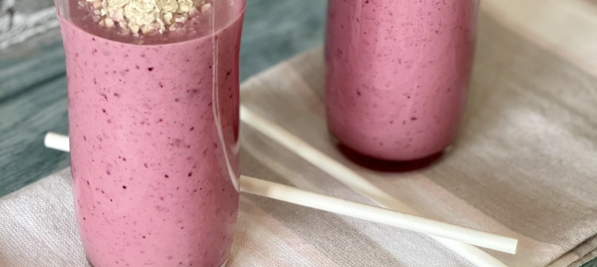 SMOOTHIE DE FRUTOS ROJOS CON AVENA Y MUESLI