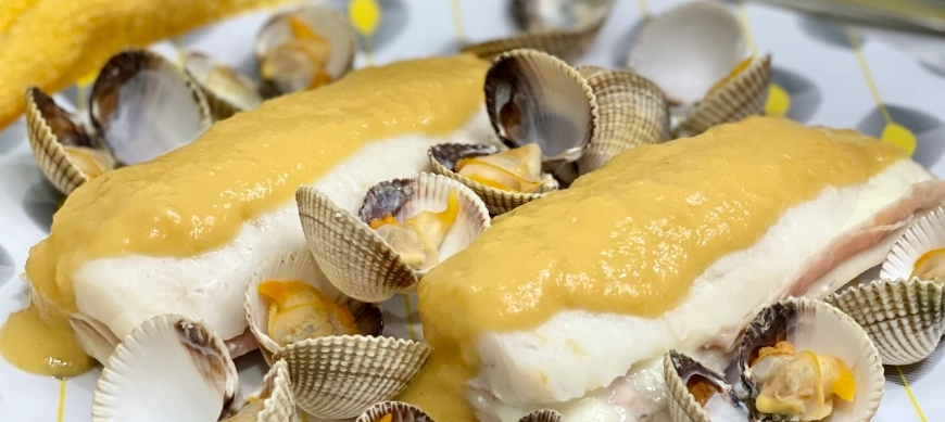 SAN JACOBO DE MERLUZA AL VINO BLANCO CON BERBERECHOS