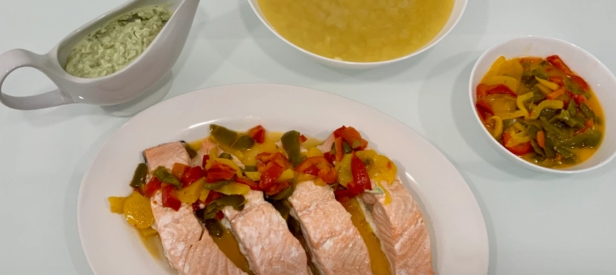 MENÚ: PATATAS GUISADAS CON PUERROS. SALMÓN CON TRES PIMIENTOS Y SALSA DE AGUACATE