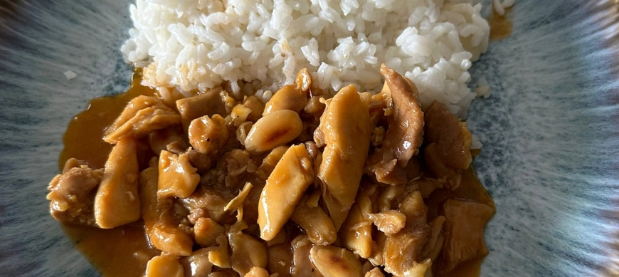 POLLO CON ALMENDRAS Y GUARNICIÓN DE ARROZ BLANCO