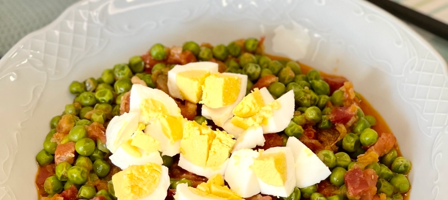 GUISANTES CON JAMÓN Y TOMATE