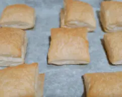 Step <p>Una vez tenemos preparada y estirada la masa de hojaldre partiremos en las porciones que queramos hacer 8 individuales o 16 de aperitivo y hornearemos como se dice en la receta del hojaldre.</p> illustration