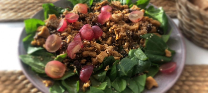 ENSALADA CON POLLO DORADO, UVAS Y PASAS