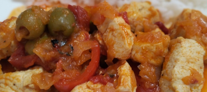 POLLO CON PIIENTOS ROJOS, CEBOLLA Y ARROZ BASMATI