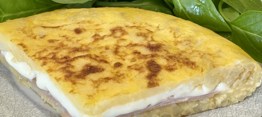 TORTILLA DE PATATA RELLENA DE JAMÓN Y QUESO