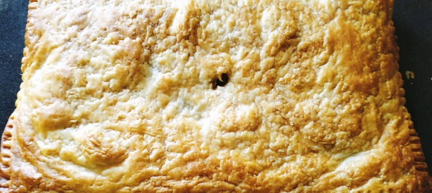 EMPANADA DE HOJALDRE CON PUERROS Y MEJILLONES