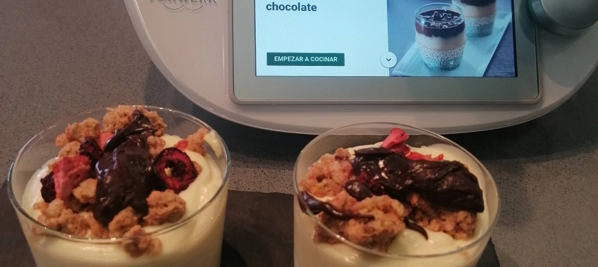 VASITOS DE MASCARPONE CON MUESLI CRUJIENTE Y CHOCOLATE