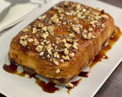 Step <p>Deje enfriar, cubra el molde con film transparente y reserve en el frigorífico un mínimo de seis horas.</p><p>Una vez frío, quite el film, desmolde y ponga por encima las nueces picadas.</p> illustration