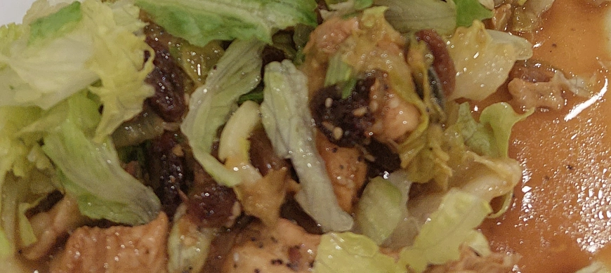 ENSALADA TEMPLADA CON POLLO, UVAS Y PASAS