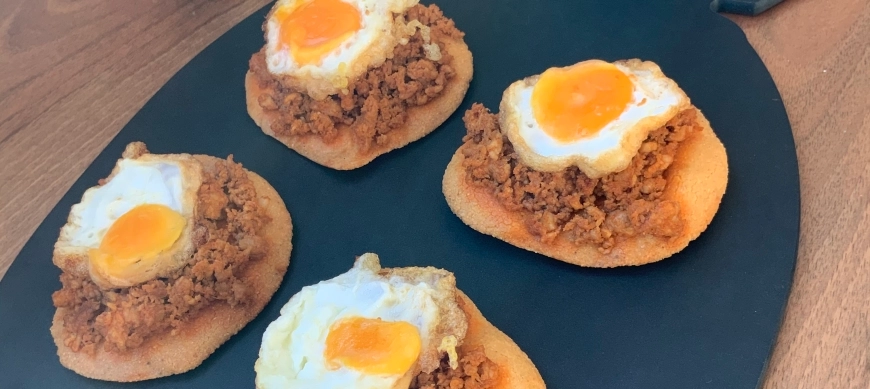Tortos de maíz al horno con picadillo y huevos de codorniz
