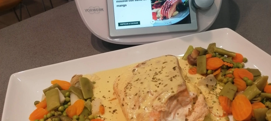 Salmón relleno de su mousse con salsa de mango