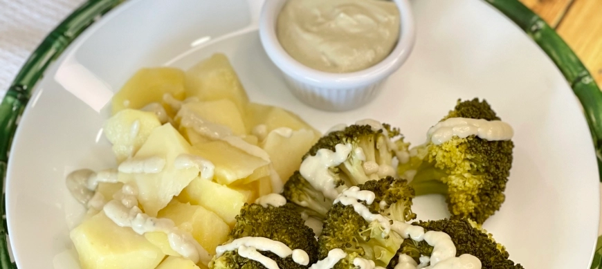 BRÓCOLI CON PATATAS Y SALSA DE QUESO