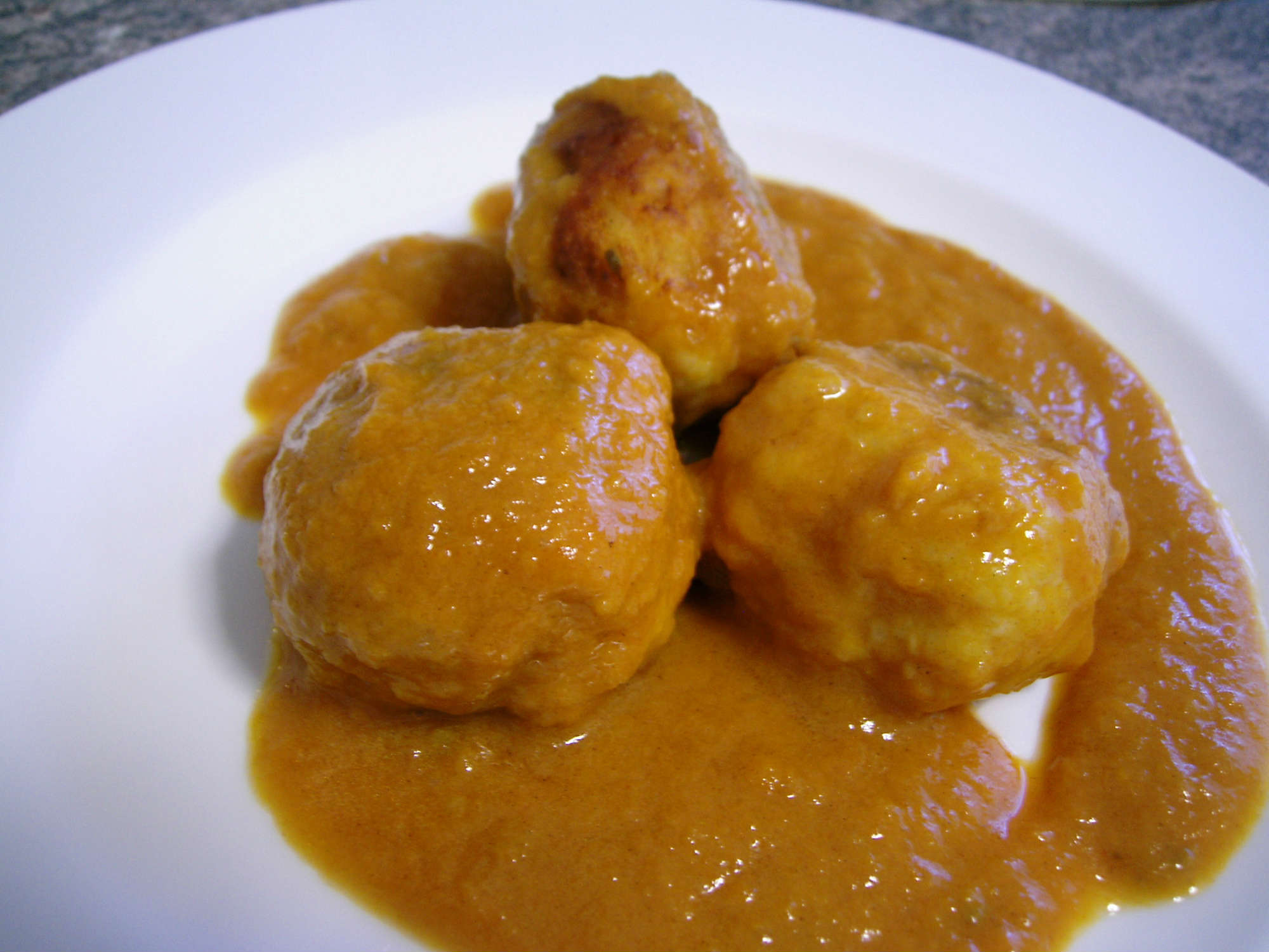 Albóndigas de Bonito en crema de pimientos