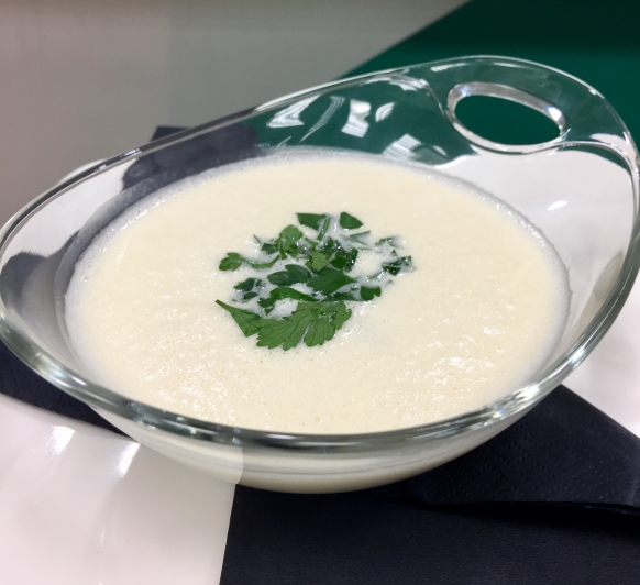Crema tibia de espárragos con berberechos