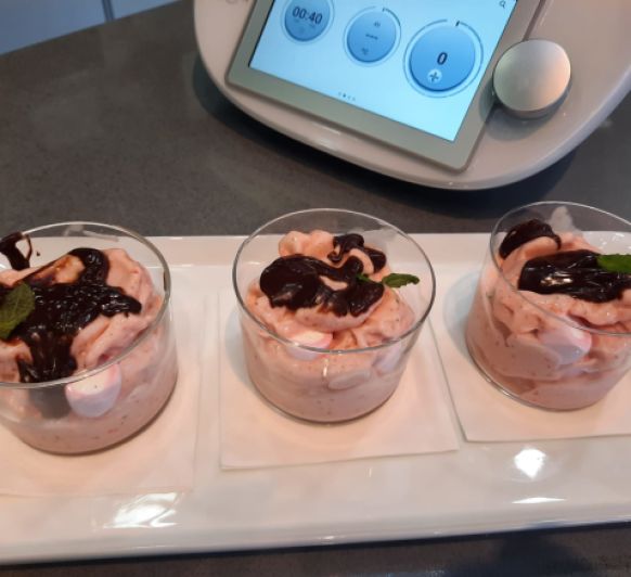 HELADO DE FRESAS Y PLATANO CON LECHE DE COCO, CHOCOLATE Y NUBES CON Thermomix®