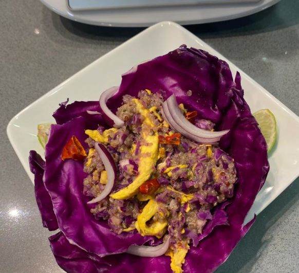 Cesta de lombarda con quinoa y pollo