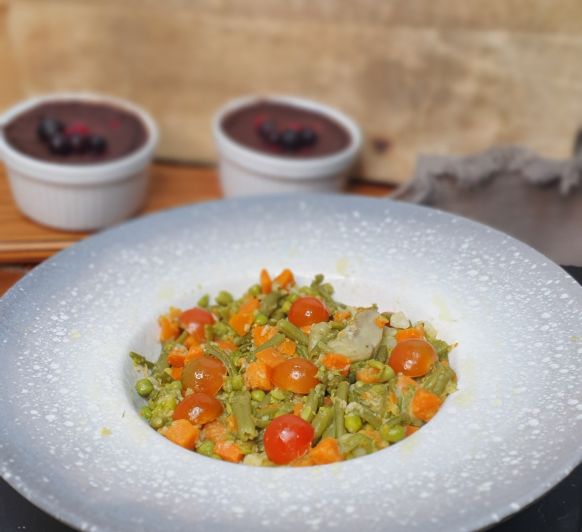 Pudin de chocolate y menestra de verduras con cherrys