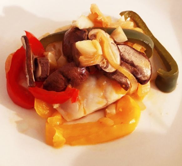 BACALAO CON FRITADA DE PIMIENTOS Y BOLETUS