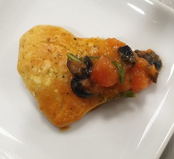 GALLETAS DE QUESO Y VINAGRETA DE TOMATE