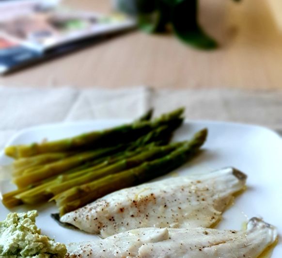 Menu completo: crema de puerros , lubinas y espárragos y salsa de aguacate