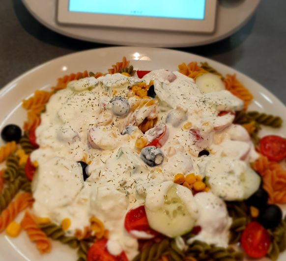 ENSALADA DE PASTA CON SALSA TZATXIKI