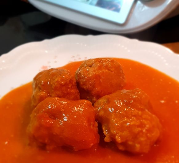 ALBÓNDIGAS EN SALSA DE TOMATE