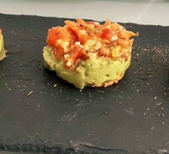 MINI TOSTAS DE FALSO TARTAR DE TOMATE
