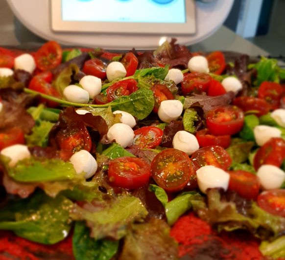 PIZZA DE TINTA NEGRA CON RUCULA, TOMATES CHERRY Y MOZZARELA