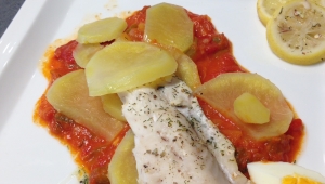 MENÚ COMPLETO DE LUBINA CON PISTO, PATATAS Y HUEVOS DUROS