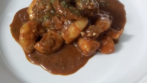Langostinos con salsa al vino de Málaga y chocolate