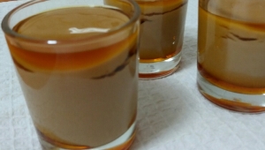 Vasitos de crema de galleta y caramelo