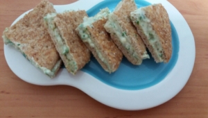Bocaditos con relleno de rúcula, roquefort y nueces