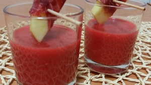 Gazpacho de Frambuesa con tapón de cecina y manzana