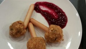 Bolitas aperitivo de queso con arándanos y jamón