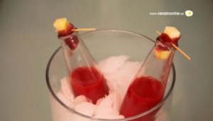 Gazpacho de Frambuesa con tapón de cecina y manzana